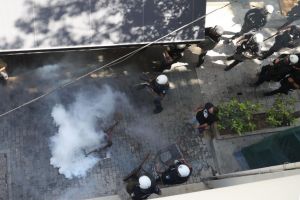 Ηράκλειο: Επεισόδια με ρίψη χημικών μεταξύ ΕΛ.ΑΣ και αντιεξουσιαστών