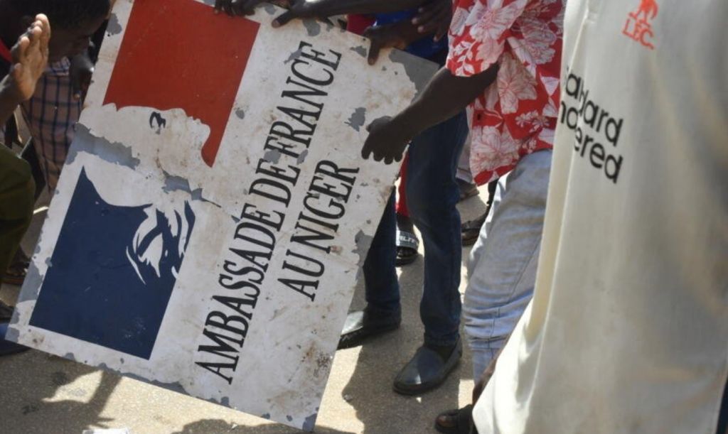 Ο Γάλλος πρέσβης στον Νίγηρα κρατείται όμηρος από την στρατιωτική χούντα