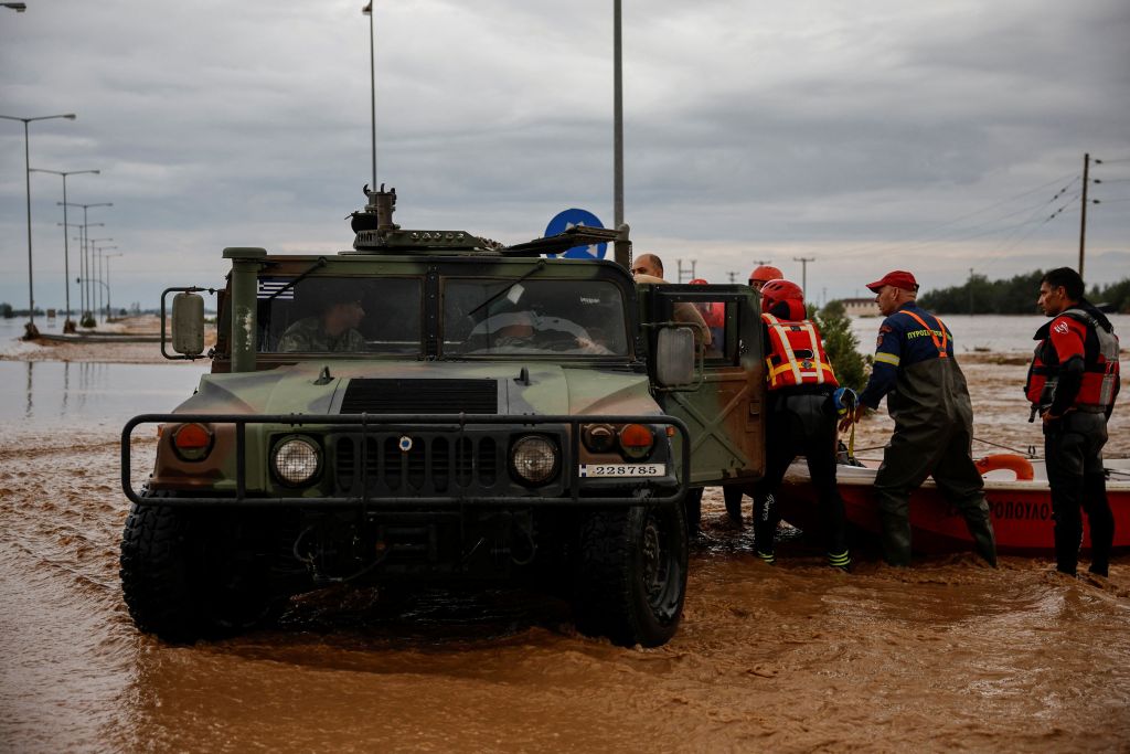 Επιχειρούν 80 διασώστες και 38 ασθενοφόρα του ΕΚΑΒ στη Θεσσαλία