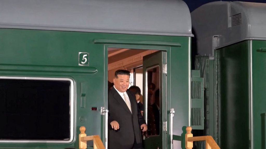 Με το τεθωρακισμένο του τρένο έφτασε στη Ρωσία ο Κιμ Γιονγκ Ουν