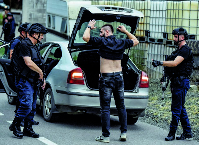 Τέσσερις νεκροί σε μάχη ενόπλων με αστυνομικούς σε μοναστήρι