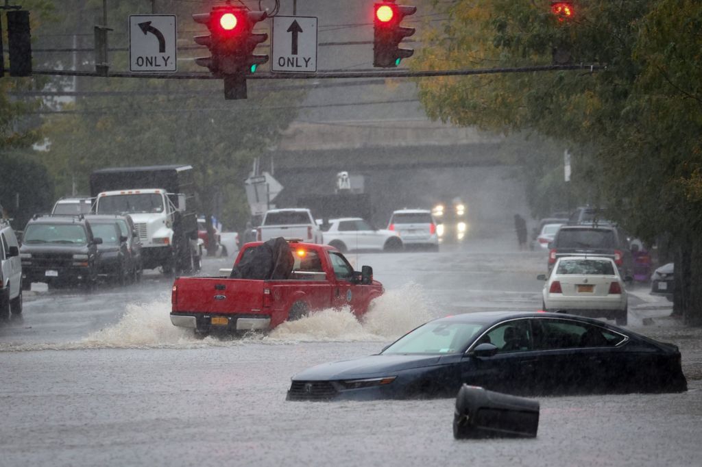 Σε κατάσταση έκτακτης ανάγκης από τις καταρρακτώδεις βροχές η Νέα Υόρκη