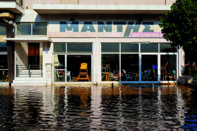 Ενα βήμα πίσω