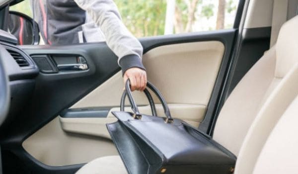 Συνελήφθη επικίνδυνος τσαντάκιας – Πώς έβαζε στόχο τις γυναίκες που «χτυπούσε»