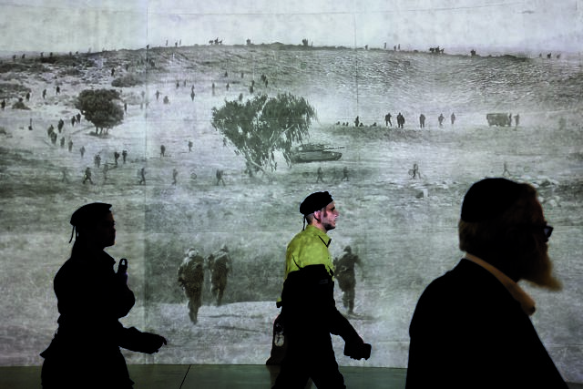 Τουλάχιστον 100 νεκροί σε επίθεση με drones