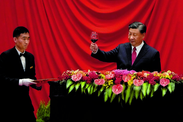 Η πρόποση και η σιωπή στο Μέγαρο του Λαού