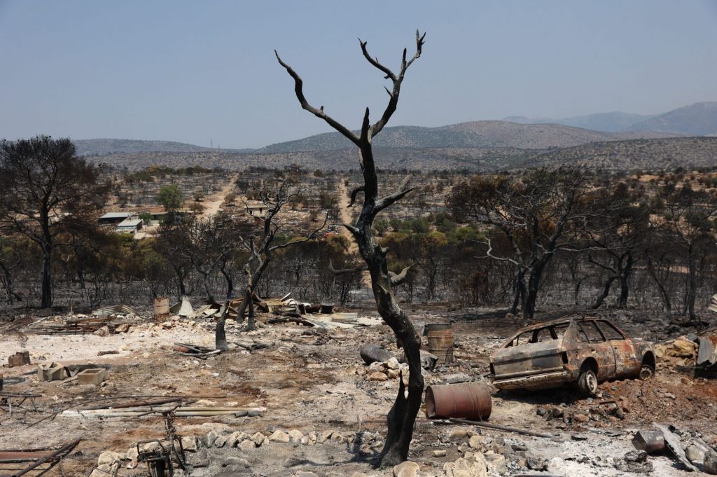 Φωτιές στη Ρόδο: «Κάηκε και η ψυχή μου μαζί με το σπίτι» – Οδοιπορικό του Guardian στα καμένα
