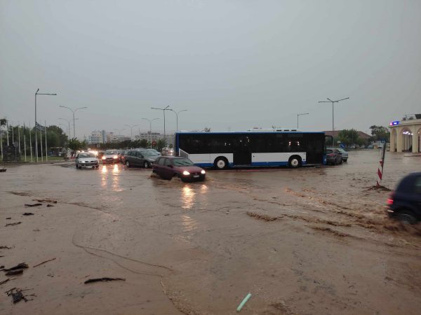 Κακοκαιρία Daniel – Βόλος: Αδιάβατοι δρόμοι, πλημμυρισμένα σπίτια και καταστήματα