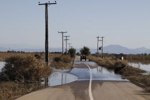 Παραμένει κλειστή και πλημμυρισμένη η Εθνική Οδός Αθήνας-Θεσσαλονίκης