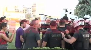 Οργή πολιτών για την ανυπαρξία του κρατικού μηχανισμού – Ένταση έξω από το δημαρχείο Βόλου