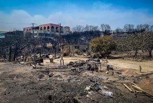 Στη Ρόδο ο Κυριάκος Μητσοτάκης – Σύσκεψη για την αποκατάσταση των πυρόπληκτων περιοχών