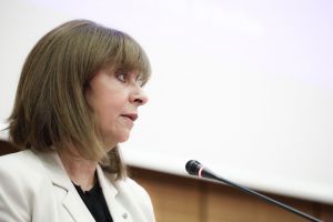 Σακελλαροπούλου: «Τα συλλυπητήρια μου προς τις οικογένειές των μελών της αποστολής στη Λιβύη»