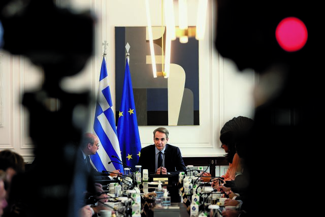 Η ακρίβεια προκαλεί πονοκέφαλο στο Μαξίμου