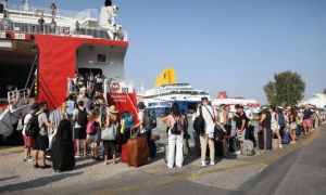 Η Αθήνα μετακόμισε στα νησιά – Ρεκόρ επιβατών στα λιμάνια [πίνακες]