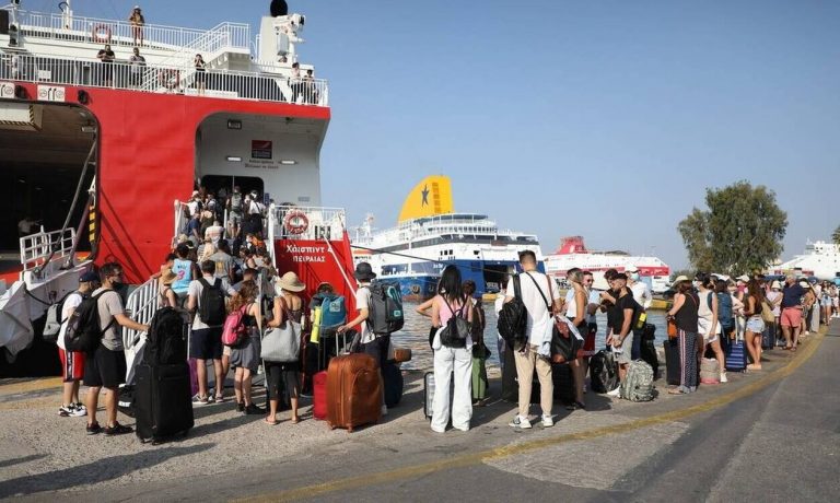 Η Αθήνα μετακόμισε στα νησιά – Ρεκόρ επιβατών στα λιμάνια [πίνακες]