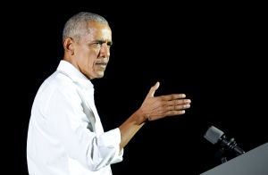 Μπαράκ Ομπάμα: Επέκρινε τις πολιτικές Τραμπ μιλώντας στις προεκλογικές συγκεντρώσεις δύο υποψήφιων κυβερνητών