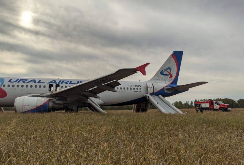Ρωσία: Τρόμος για 159  επιβαίνοντες – Αναγκαστική προσγείωση αεροσκάφους σε χωράφι
