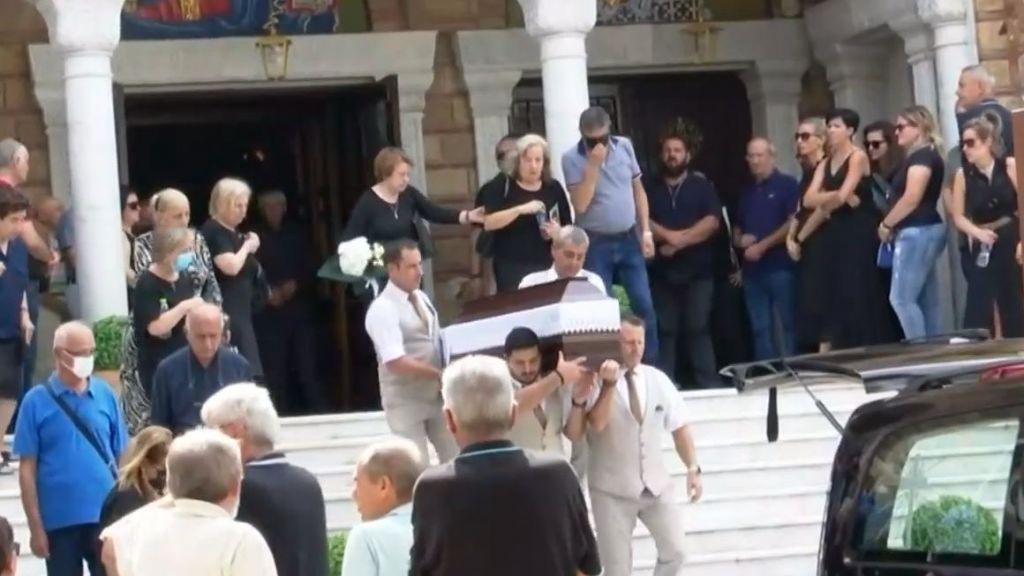 Γυναικοκτονία στη Θεσσαλονίκη: Βαρύ το κλίμα στην κηδεία του αστυνομικού – «Γιατί το έκανες αγόρι μου;»