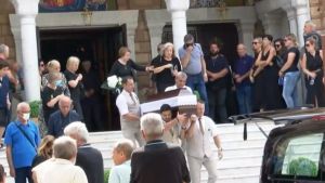 Γυναικοκτονία στη Θεσσαλονίκη: Βαρύ το κλίμα στην κηδεία του αστυνομικού – «Γιατί το έκανες αγόρι μου;»