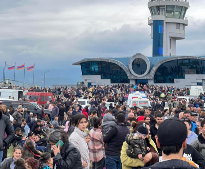 Χιλιάδες Αρμένιοι τρέχουν στο αεροδρόμιο του Ναγκόρνο-Καραμπάχ για να διαφύγουν