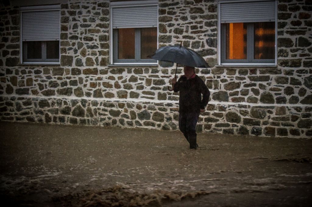 Κακοκαιρία Elias: Δραματική νύχτα στο Βόλο, υπερχείλισε ο Κραυσίδωνας