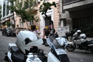 Οπλοστάσιο στο Κολωνάκι: Πιθανότατα συλλέκτης ο κάτοχος – Στα εγκληματολογικά εργαστήρια τα όπλα