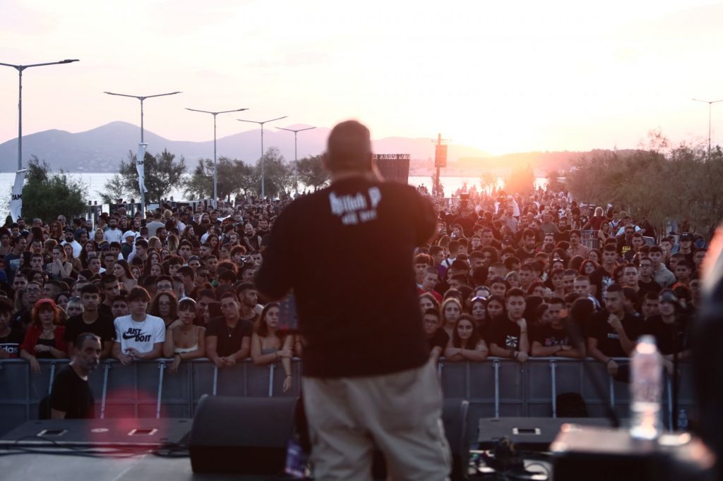 Χιλιάδες κόσμου στη συναυλία για τα 10 χρόνια από τη δολοφονία τού Παύλου Φύσσα