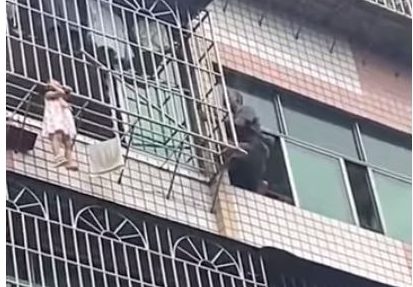 Τολμηρή διάσωση παιδιού που κρεμόταν από τον 5ο όροφο πολυκατοικίας στην Κίνα