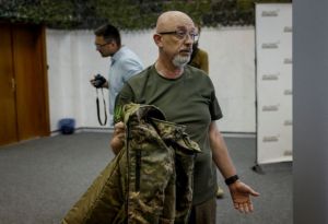 Βολοντίμιρ Ζελένσκι: Γιατί απομάκρυνε τον υπουργό Άμυνας