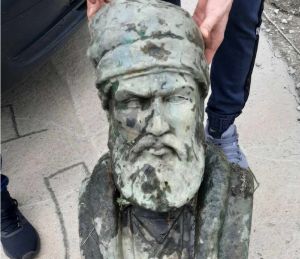 Άνοιξαν το φράγμα λόγω κακοκαιρίας και ανακάλυψαν την «κλεμμένη» προτομή του Παπαφλέσσα