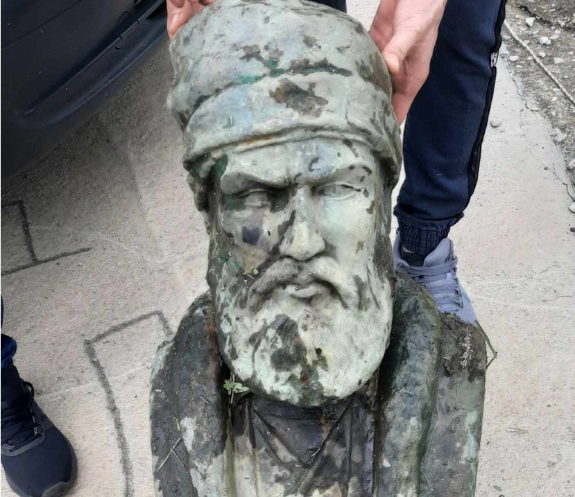 Άνοιξαν το φράγμα λόγω κακοκαιρίας και ανακάλυψαν την «κλεμμένη» προτομή του Παπαφλέσσα