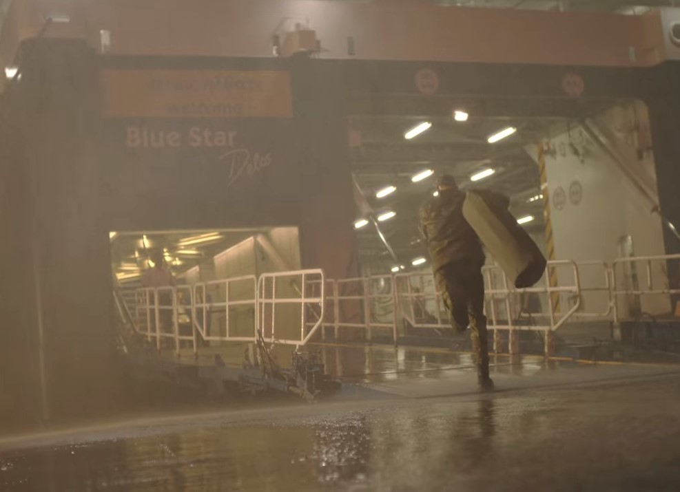 Όταν ο καπετάνιος περίμενε τον αργοπορημένο επιβάτη – Ο όμορφος κόσμος της Blue Star Ferries… στις διαφημίσεις