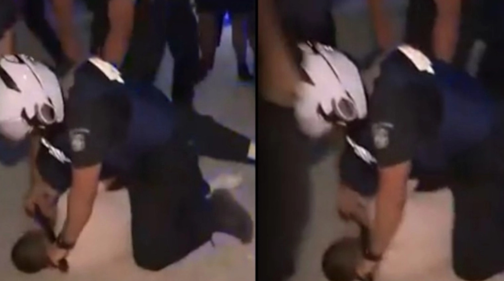 Αδιανόητο σκηνικό στη Λάρισα – Αστυνομικός πιέζει στον λαιμό διαδηλωτή με γκλοπ