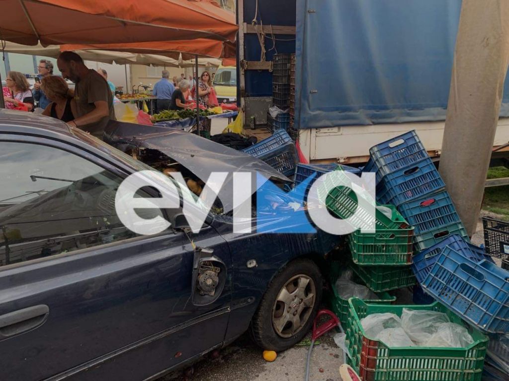 Τροχαίο στην Εύβοια: Σοκαριστικό βίντεο από την εισβολή του ηλικιωμένου στη λαϊκή με το αυτοκίνητο