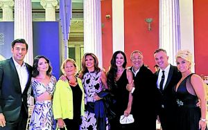 Ενα μικρό χαμόγελο μπροστά σε μία βιτρίνα…