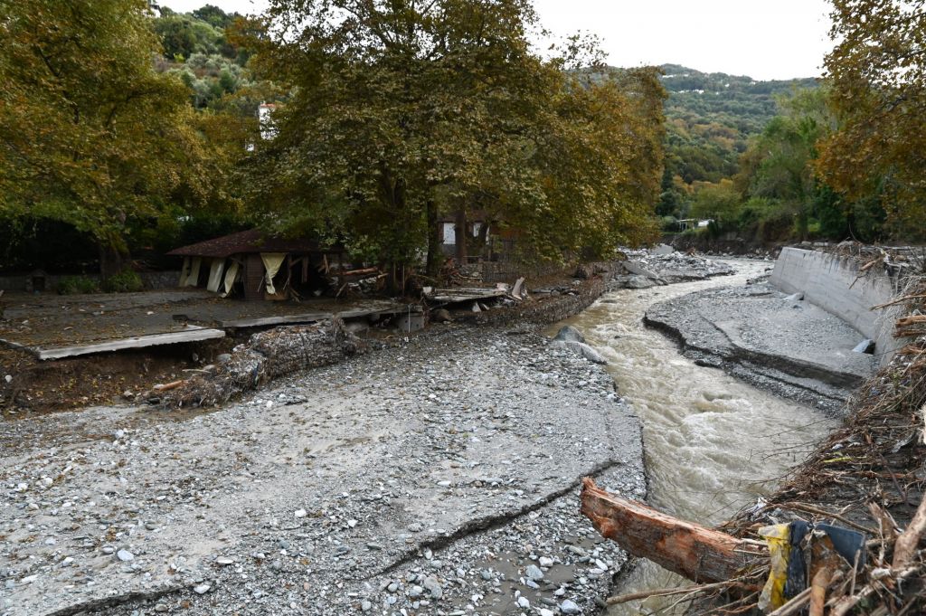 Τους έπιασε επ’ αυτοφώρω να κάνουν πλιάτσικο στο πλημμυρισμένο σπίτι του στο Πήλιο