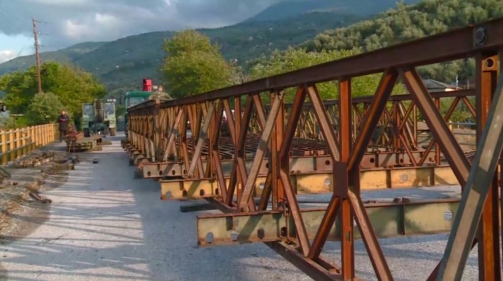 Κακοκαιρία Daniel: Ο Στρατός στήνει γέφυρα – Επανενώνεται ο Βόλος με το Πήλιο