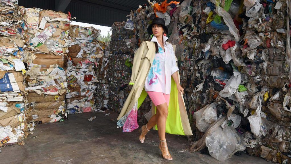 Κούρσα από τις εταιρείες γρήγορης μόδας για μείωση των αποβλήτων σε ρούχα
