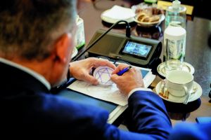 Ελεύθερος ο Μενέντεζ με εγγύηση 100.000 δολαρίων