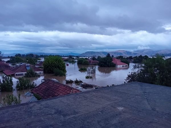 Κακοκαιρία Daniel: Σοκαριστικές εικόνες στην Καρδίτσα – Το νερό σκέπασε μέχρι και στέγες σπιτιών