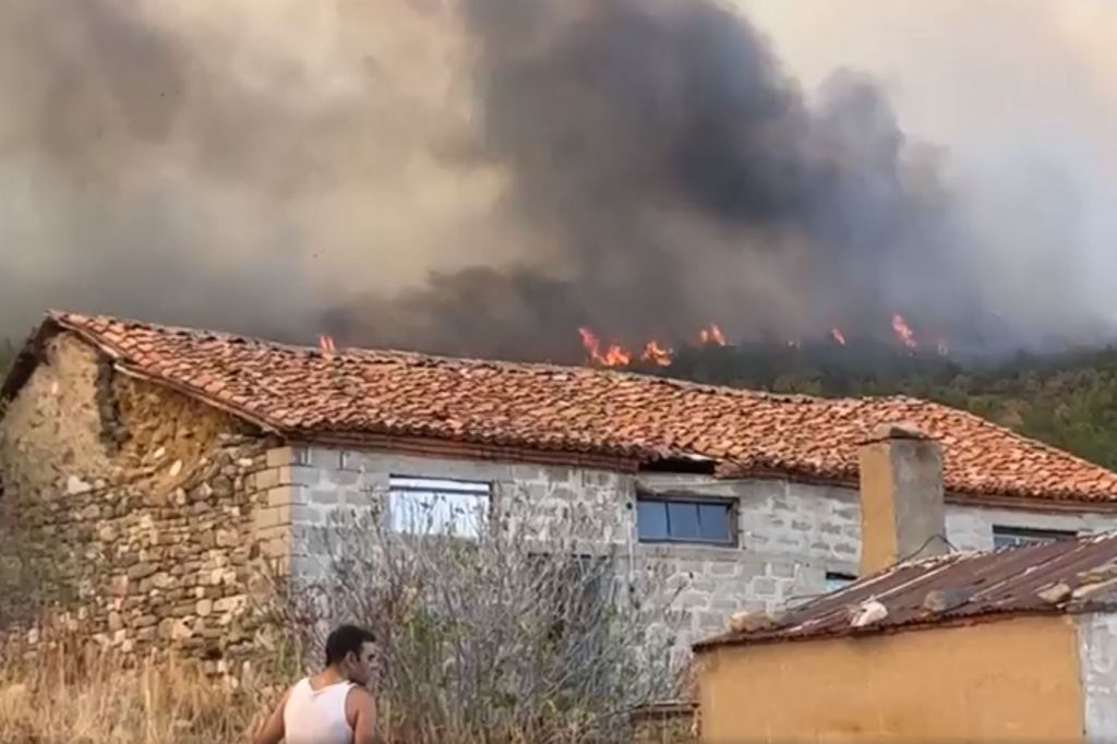 Εντολή εκκένωσης στη Λευκίμμη – Πλησιάζουν τα πρώτα σπίτια οι φλόγες