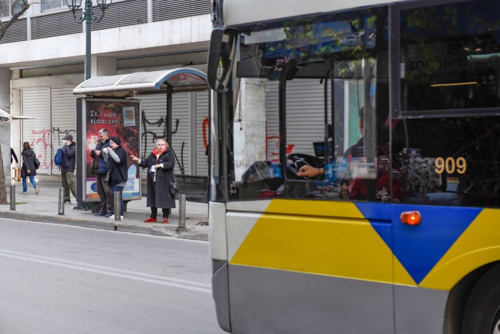 Θεσσαλονίκη: Ατύχημα σε λεωφορείο ΟΑΣΘ – Της ήρθε η οροφή στο κεφάλι