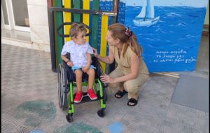 Πρώτη μέρα στο σχολείο και για τον μικρό Παναγιώτη Ραφαήλ – «Λέει τα νέα στη δασκάλα του»