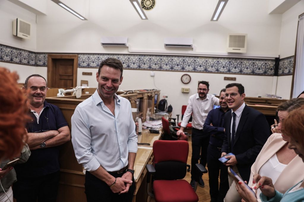 Στέφανος Κασσελάκης: Η βόλτα του νέου προέδρου του ΣΥΡΙΖΑ στη Βουλή