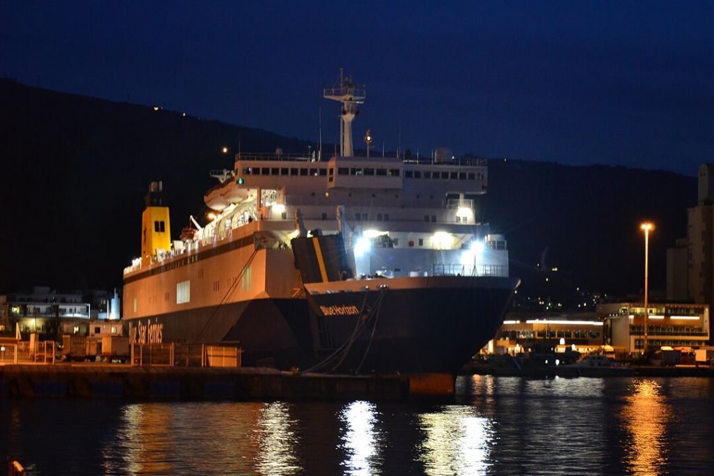 Πειραιάς: Μέλη του πληρώματος έσπρωξαν από το πλοίο τον άνθρωπο που πνίγηκε