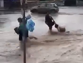 Παραλίγο να πνιγούν άνθρωποι στη Βασιλίσσης Σοφίας – Με 10 λεπτά βροχή – Εικόνες ντροπής