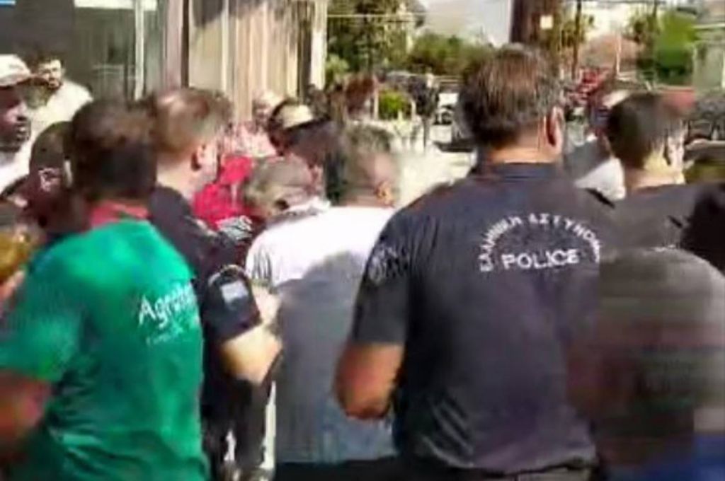 Η στιγμή της επίθεσης στον Αγοραστό από εξοργισμένους πολίτες