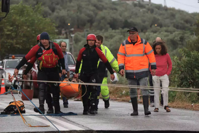 Κακοκαιρία Daniel: Μετέφεραν νεφροπαθείς με σχοινιά στο Πήλιο