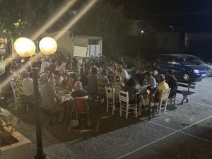 Ζευγάρι Γερμανών κέρασε το χωριό επειδή έσωσαν το σπίτι τους