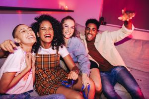 Gen Z: Η γενιά που χαλάει λεφτά για να κάνει φίλους και να καταπολεμήσει τη μοναξιά